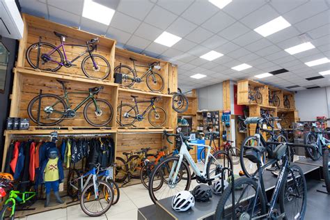 Varietà di biciclette e accessori in un negozio