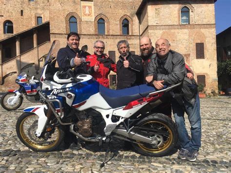 Nico Cereghini mentre testa una moto sportiva