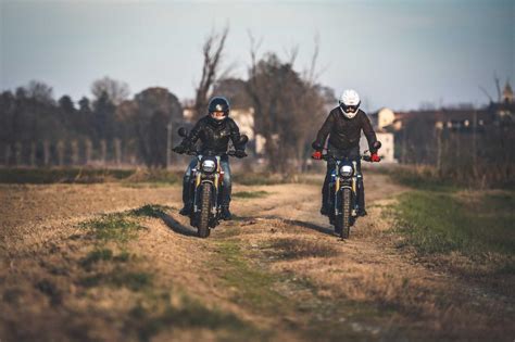 Nico Cereghini in un contesto invernale con una moto