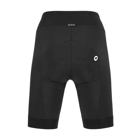 Ciclista in pantaloncini Assos su strada panoramica