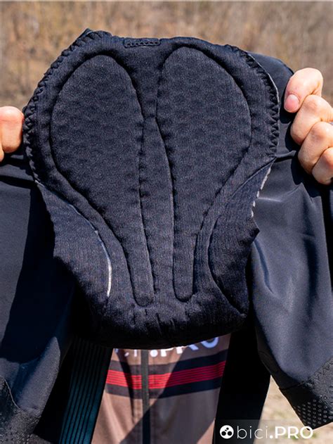 Dettaglio del fondello di un pantaloncino Assos