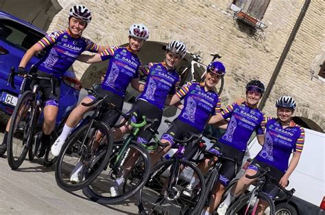 giovani cicliste in allenamento