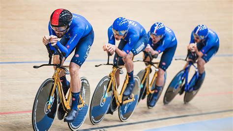 ciclista su pista durante una gara