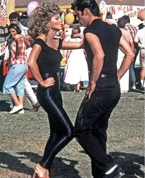 Immagine di Olivia Newton John che fa hula hoop nel film Grease