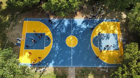 Campo da gioco di un parco sportivo con attrezzature