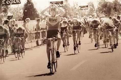 Ciclisti che gareggiano in una classica di ciclismo del primo Novecento