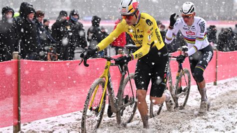 Wout van Aert in azione durante una gara di ciclocross