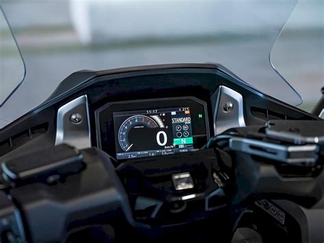 Strumentazione digitale di una Honda CB1000R