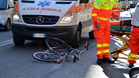 anziano ciclista investito