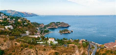 Vista panoramica di Taormina con scooter parcheggiati