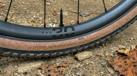 Ruote gravel Elitewheels su strada sterrata