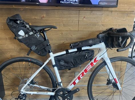 Dettaglio telaio gravel in carbonio con attacchi per borse