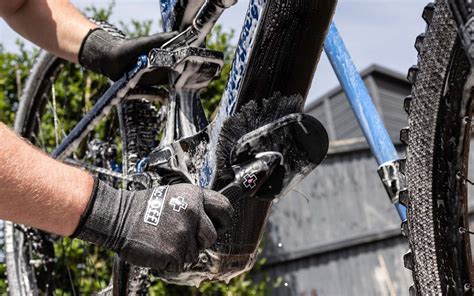 manutenzione bicicletta e abbigliamento