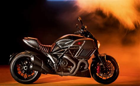 Ducati Diavel Diesel in un contesto urbano futuristico