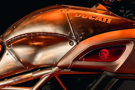 Dettaglio della sella in pelle con il motivo a piramide sulla Ducati Diavel Diesel
