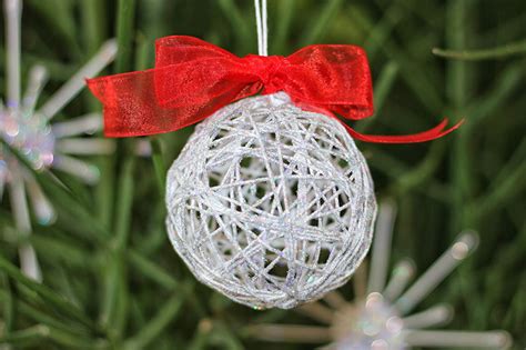 Pallina di Natale decorata con spago