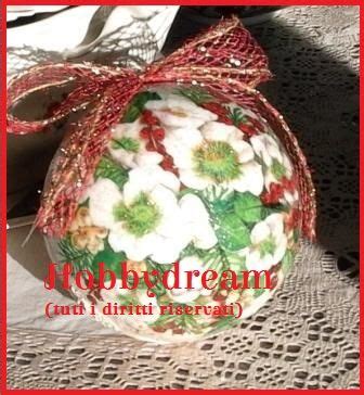 Pallina di Natale decorata con tecnica decoupage