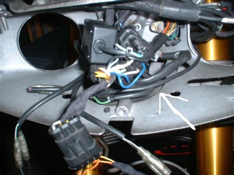 Primo piano di un connettore elettrico di una moto