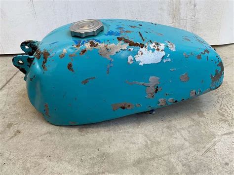 Serbatoio ciclomotore arrugginito