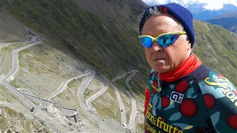 Giuliano Calore in bicicletta senza manubrio