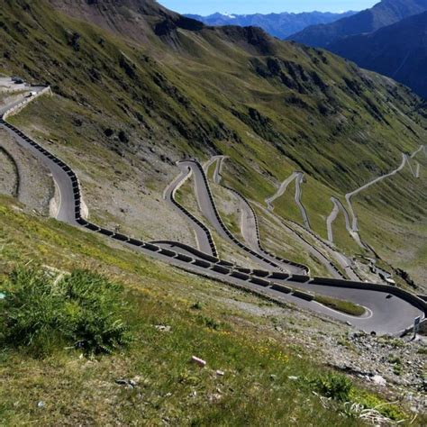 Il Passo dello Stelvio con i suoi 48 tornanti