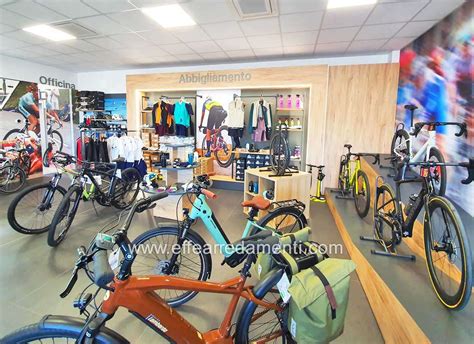 Interno di un negozio di biciclette moderno con biciclette esposte.