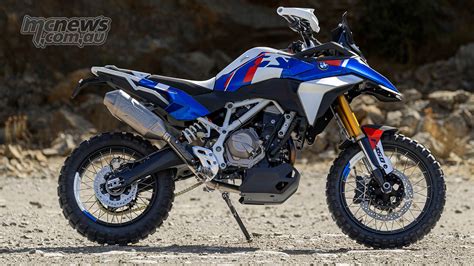 BMW F 450 GS in configurazione Sport su strada tortuosa