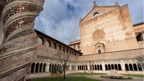 Immagini della facciata e del chiostro della Basilica