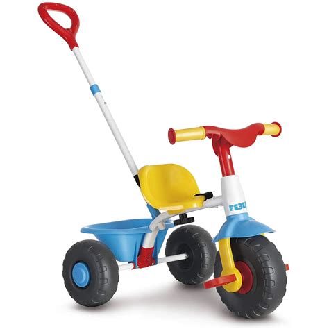 Bambino che gioca con un triciclo Feber rosso