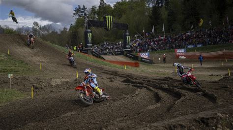 Motociclista in azione durante una gara di motocross