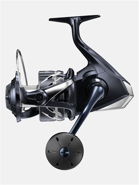 Pescatore con un mulinello Shimano Stradic