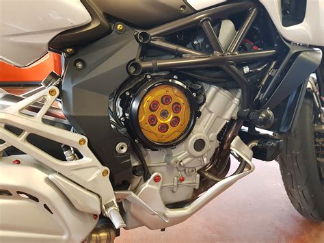 Dettaglio coperchio frizione trasparente MV Agusta Turismo Veloce