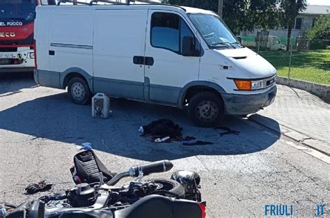 illustrazione di un incidente tra moto e furgone
