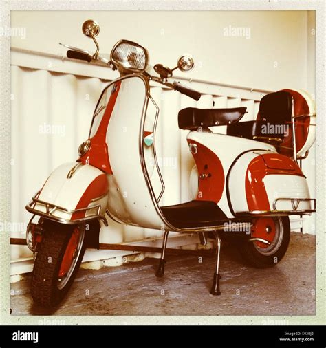 Vespa degli anni Sessanta con protezioni sui paragambe