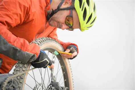 Ciclista che ripara una foratura