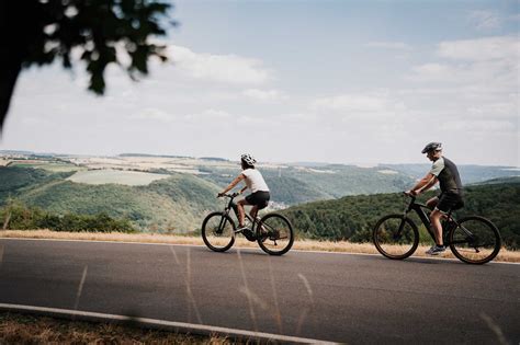 Donne in bicicletta su un percorso panoramico