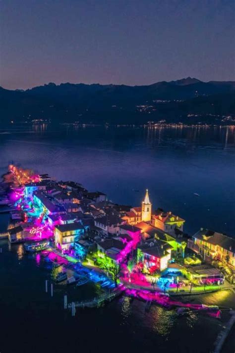 Ciclisti illuminati da luci colorate durante una Bike Night