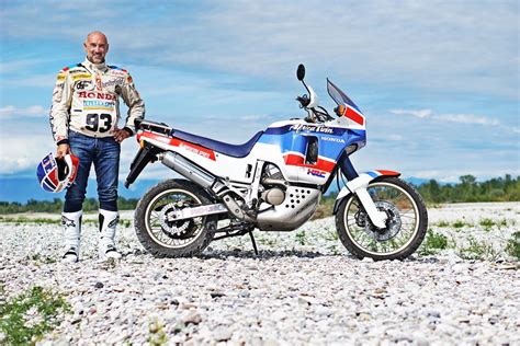 Immagine storica della Parigi-Dakar con moto d'epoca