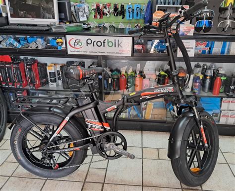 figura di bike verde e nero su strada