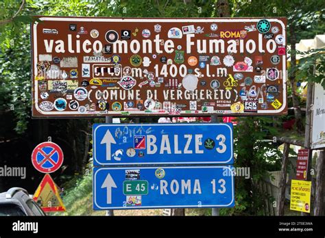 Bicicletta gravel parcheggiata vicino a un cartello stradale con indicazione
