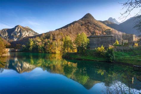 Vista panoramica della Garfagnana con castelli e montagne