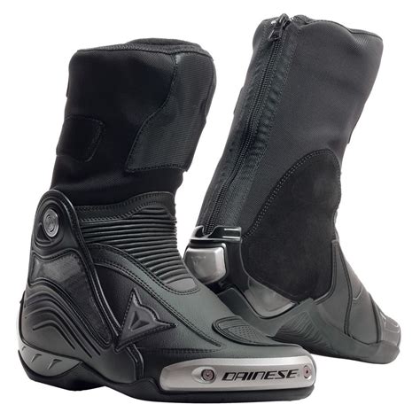Diverse tipologie di scarpe e stivali Dainese per motociclisti