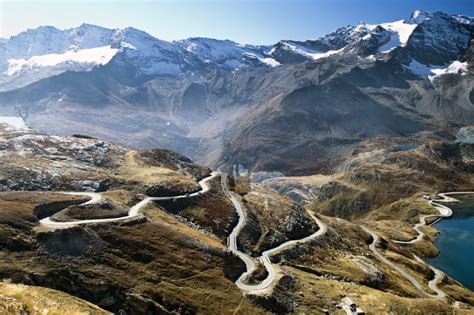 Paesaggio montano con strada tortuosa