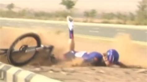 ciclisti che litigano dopo una caduta