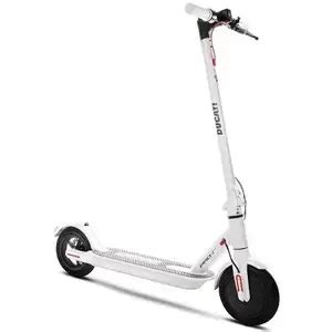 Bambino sorridente su un monopattino elettrico bianco