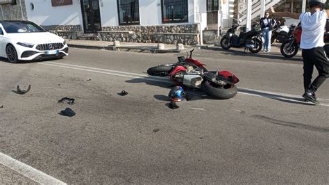 Schema di un incidente tra moto e auto con invasione di corsia