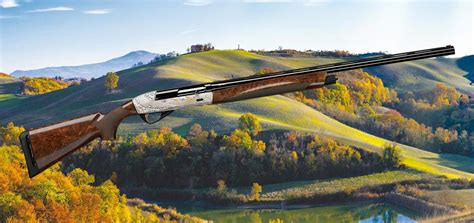 Cacciatore con Benelli Prestige in un bosco