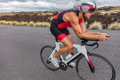 Atleta in bicicletta durante una gara