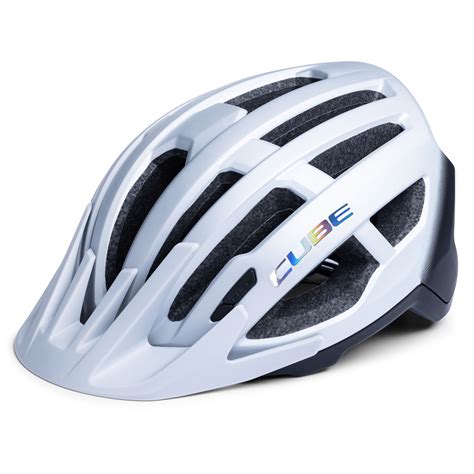 Primo piano di un casco MTB grigio con dettagli di design e ventilazione
