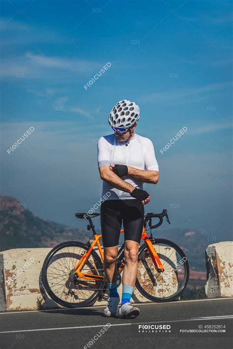 Giovane ciclista in azione